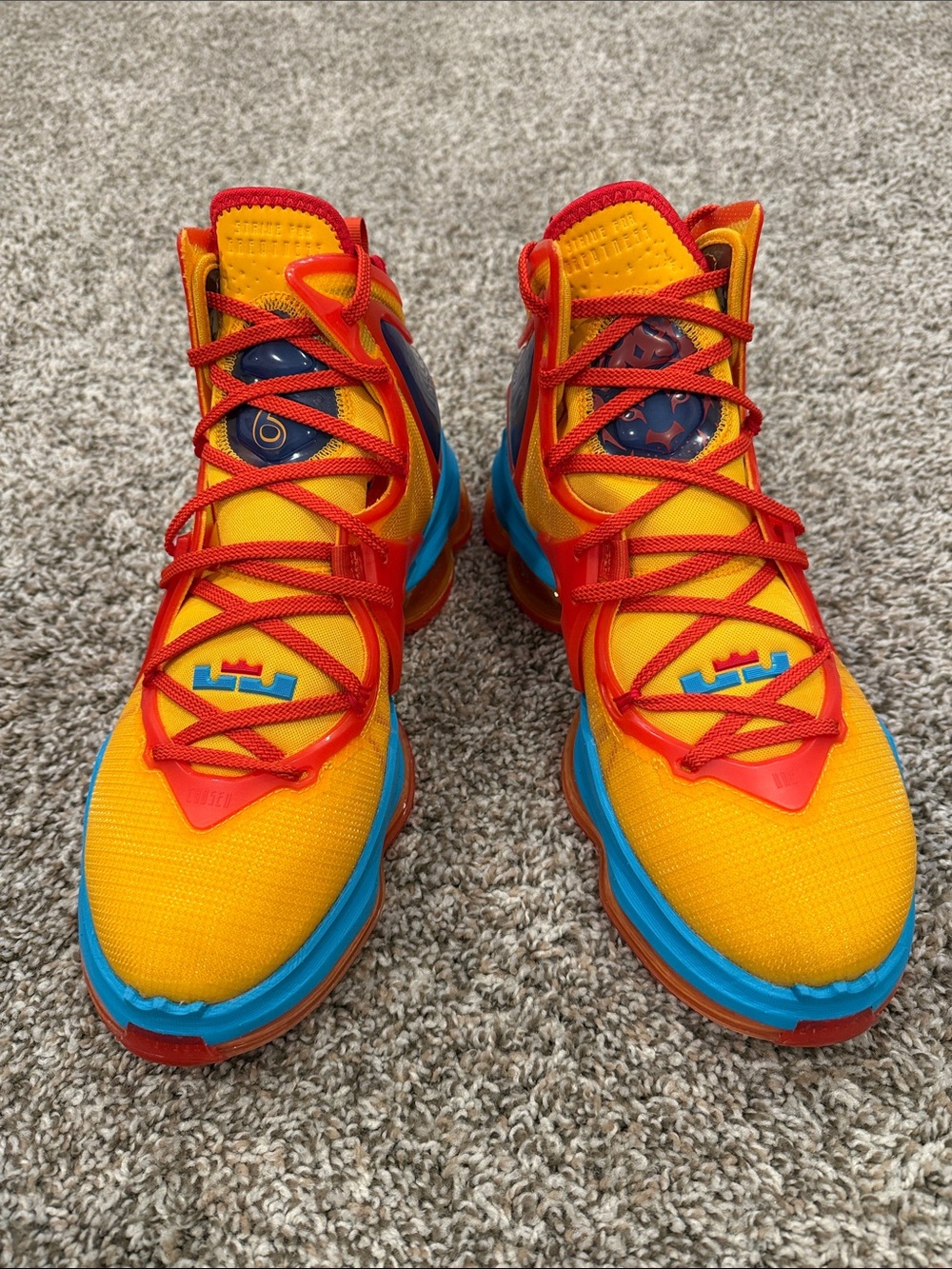 Nike LeBron 19 Tune Squad - Picture 5 of 7